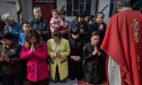 中国公安、キリスト教信者100人の海外渡航阻む