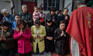 中国公安、キリスト教信者100人の海外渡航阻む