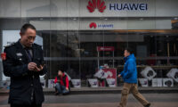 華為の政府支給スマホの内幕　中共の官僚たちが私用でiPhoneを使う理由