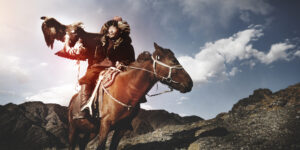 現代まで生き続けるモンゴルの鷹狩り　鷹匠とイヌワシとの深い絆