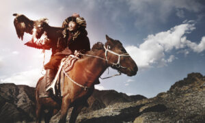 現代まで生き続けるモンゴルの鷹狩り　鷹匠とイヌワシとの深い絆