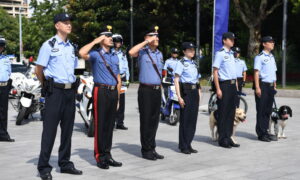 中国警察が歩くセルビア　増加する中国人観光客「安全確保」を名目に