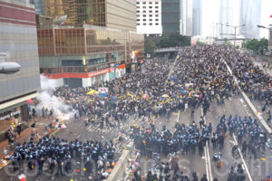 香港デモ、取材陣に催涙弾　警察の会見に記者らヘルメット着用で抗議