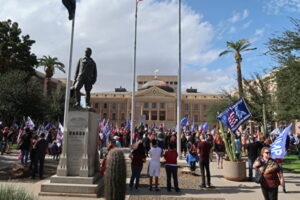 米有権者、アリゾナ州最高裁の前で抗議、「左派メディアに責任追及」