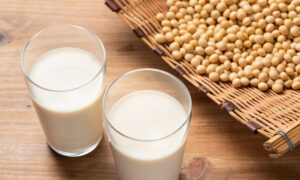 更年期の症状を改善する2つの豆乳の飲み方