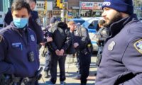 米NY市警察、法輪功ブースを襲撃した刺青男を逮捕