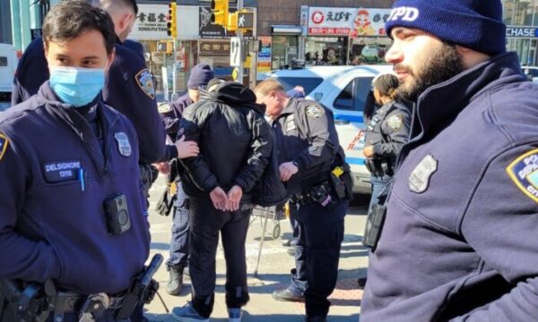 米NY市警察、法輪功ブースを襲撃した刺青男を逮捕