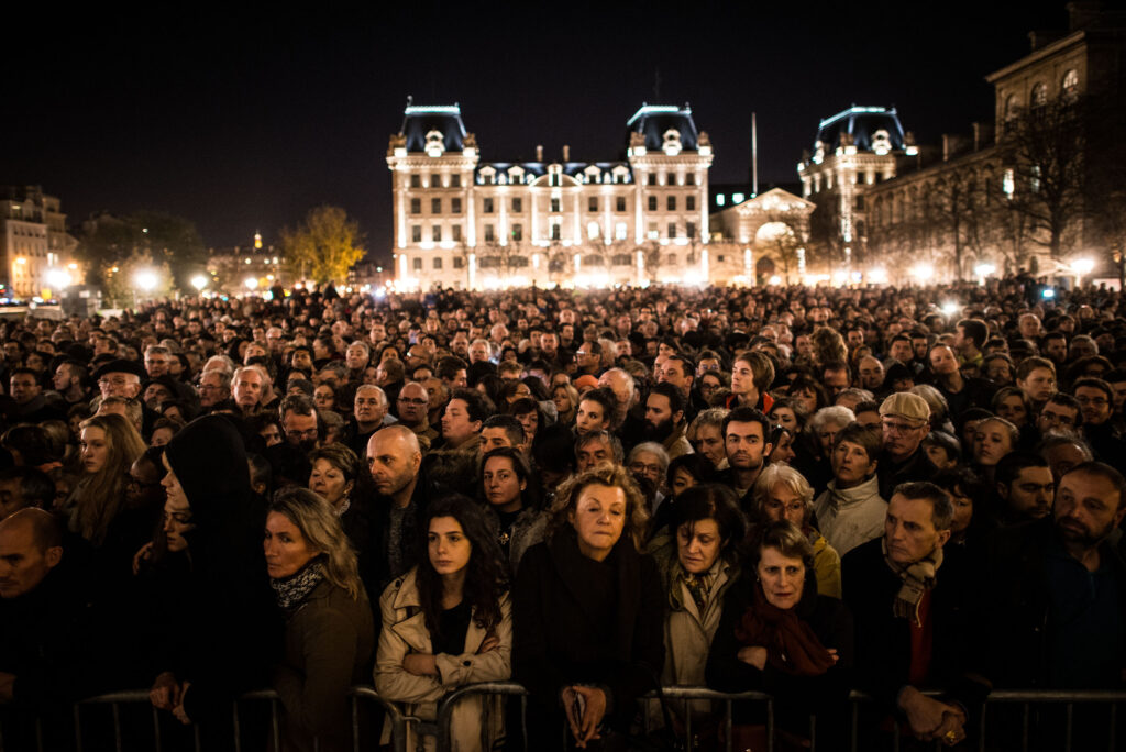 パリ同時多発テロ　容疑者らは難民装い入国か