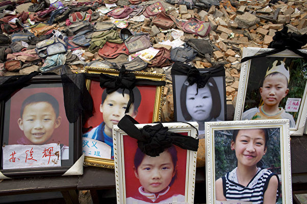 四川大地震から12年、子どもを失った親らが追悼式　当局の監視下で