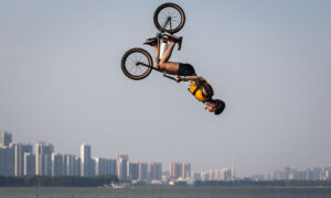【写真】スポーツ愛好者が自転車のまま東湖に飛び込む