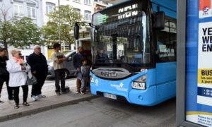 バス運転手、車椅子を拒否した乗客をバスから降ろす