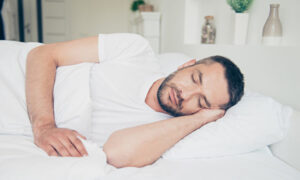 認知症リスクを軽減する正しい寝姿勢とは？　 横向きで寝ると脳の老廃物が排出