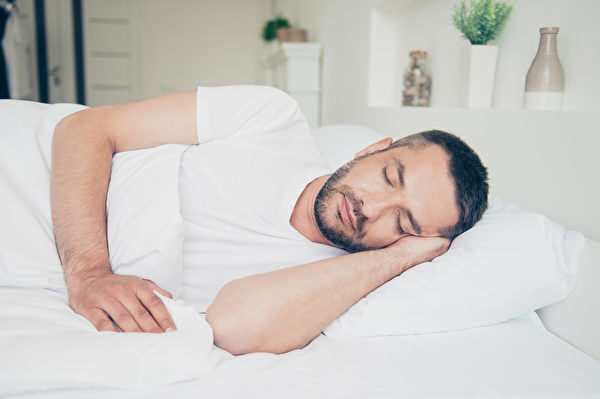 認知症リスクを軽減する正しい寝姿勢とは？　 横向きで寝ると脳の老廃物が排出