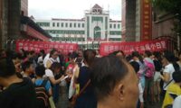 湖南省で保護者ら大規模なデモ、小学生の強制転校で