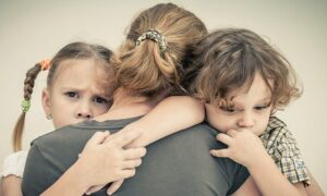 夫に捨てられた6児の信心深い母と見守る「天使たち」
