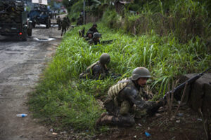 フィリピン南部で武装衝突　ドゥテルテ大統領が戒厳令　過激派を警戒