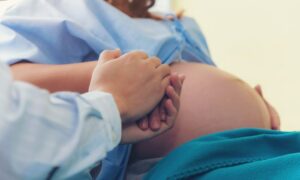 4つ子を妊娠している母親は胎児の一人が子宮で死にかけていることを知り、厳しい選択をする