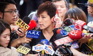 香港民主活動家、男に赤いペンキ掛けられる　台湾の親中共政党の嫌がらせ