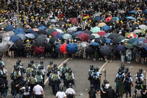香港デモ、中国市民「勇敢さに感涙」