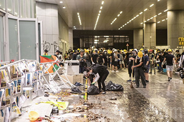 香港デモ、立法会占拠は「当局の罠」との疑い