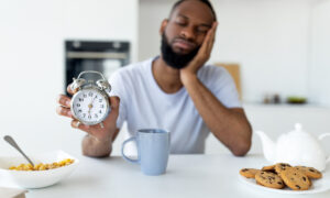 「不眠は大脳退化の前兆か？」飲食の改善でリスク回避を