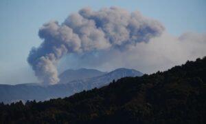 阿蘇山が噴火　警戒レベルを3に引き上げ　降灰の恐れ＝気象庁
