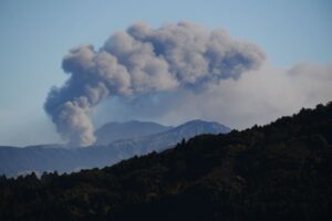 阿蘇山が噴火　警戒レベルを3に引き上げ　降灰の恐れ＝気象庁