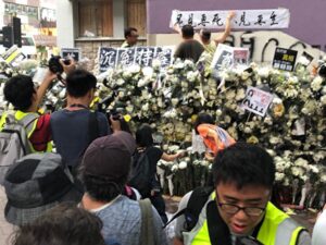 香港警察の無差別攻撃事件、市民「死者が出た」港鉄動画公開を拒否
