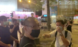 香港でナイフ騒動　白シャツの男、大紀元カメラクルーを襲う