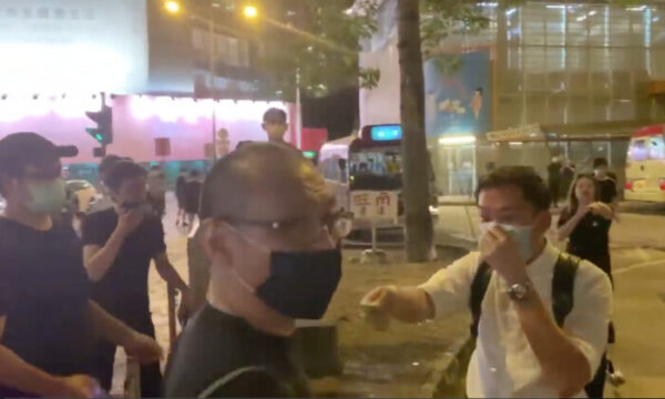 香港でナイフ騒動　白シャツの男、大紀元カメラクルーを襲う