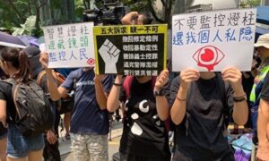 香港デモ、抗議者らが防犯灯柱を取り壊し　「中国製監視部品が内蔵」