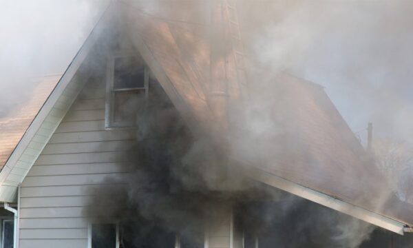 向かいの家から煙が出ていると気づき、2人の隣人が5人家族を救う