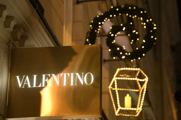 伊高級ブランド　モデルが「着物の帯」に座る、靴で歩く　「日本文化への侮辱」指摘でコメント