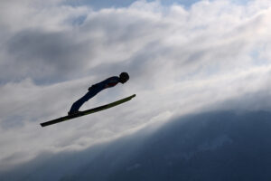 『写真で一言』スキージャンプのトレーニング