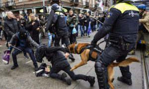 オランダ、コロナ規制へのデモ広がる 噛み付く警察犬も