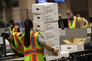 米郵便局員2人が告発　「上司が投票の日付改ざんを指示」