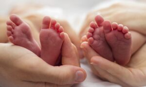 ダウン症の双子の赤ちゃんがSNSで世界中を勇気づける