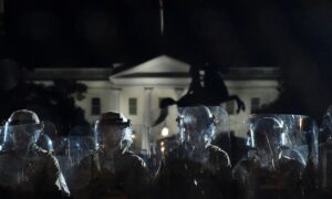 「走走走！」ホワイトハウス前デモの現場から中国語　催涙弾を投げ返す姿も