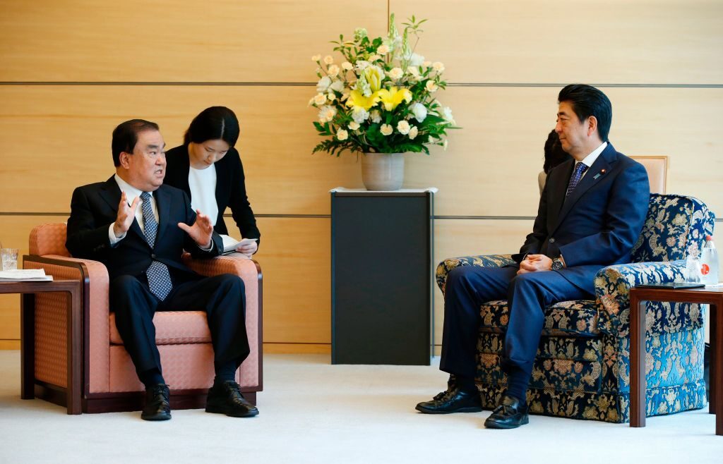 安倍首相、韓国の文在寅政権の特使と会談