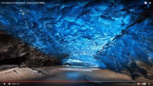 【動画】吸い込まれそうな青　氷の洞窟＝アイスランド