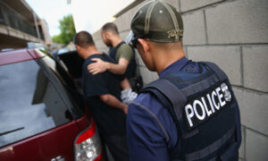 米移民局が違法入国者取り締まりを強化　5日間で数百人を逮捕