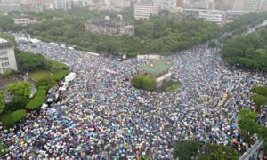 「親共産党メディアにノー」台湾でデモ　数万人参加
