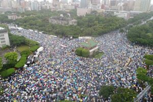 「親共産党メディアにノー」台湾でデモ　数万人参加