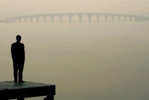 『写真で一言』霧の中の男性