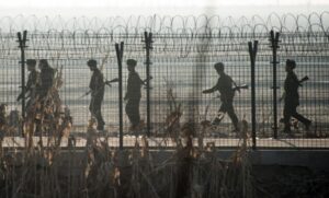 北朝鮮兵士一人　南北軍事境界線を越えて脱北