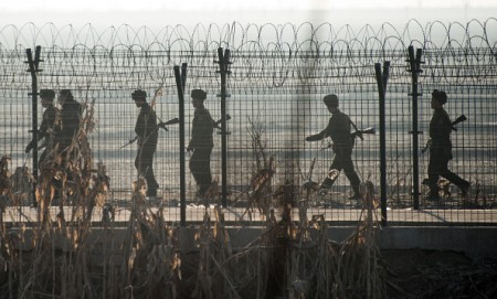 北朝鮮兵士一人　南北軍事境界線を越えて脱北