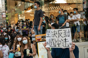 香港警察、国家安全法違反で30人逮捕　専門家「今後も大量拘束を懸念」