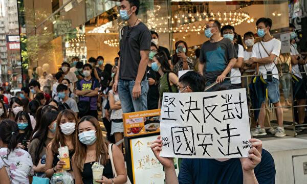 香港警察、国家安全法違反で30人逮捕　専門家「今後も大量拘束を懸念」