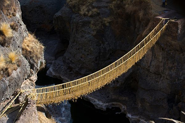 500年前に作られた草のロープの吊り橋が崩壊、ペルー人が伝統的な編み方で再構築