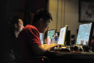 批判と争議のなか　中国がインターネット安全法採択